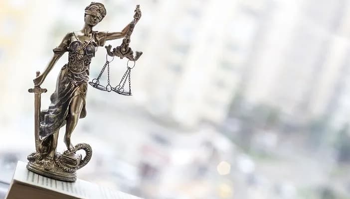 Kto dziedziczy mieszkanie po rodzicach bez testamentu? Poznaj zasady dziedziczenia