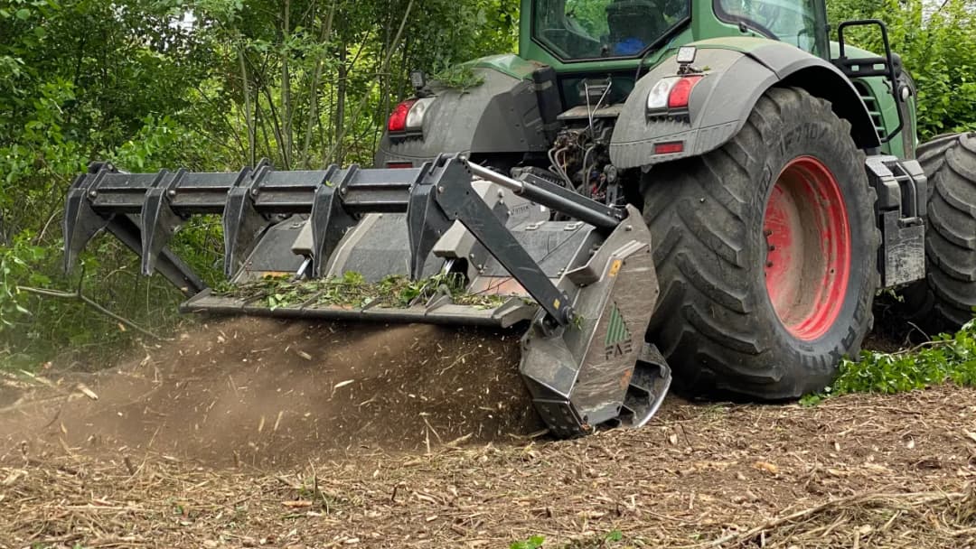 Ile kosztuje mulczowanie terenu? Poznaj ukryte koszty i czynniki