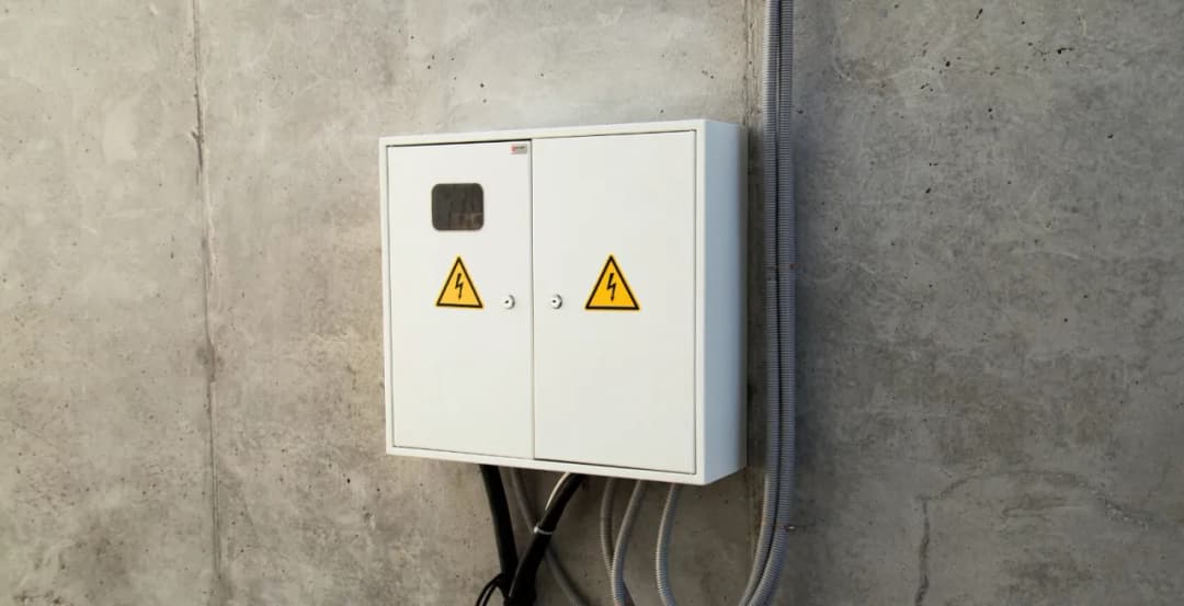 Jak doprowadzić prąd do działki - uniknij kosztownych błędów