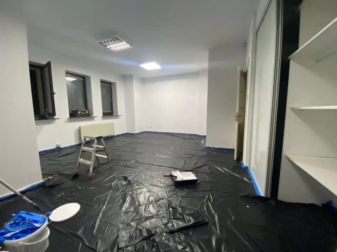 Ile kosztuje metr malowania mieszkania? Sprawdź ceny i ukryte koszty