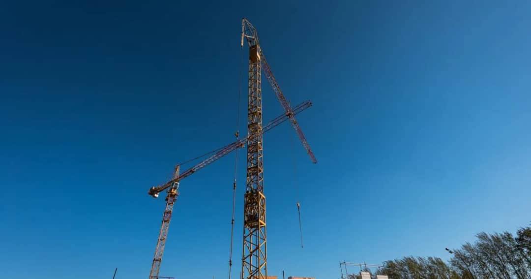 Czy warto inwestować w nieruchomości? Odkryj zyski i ryzyka inwestycji