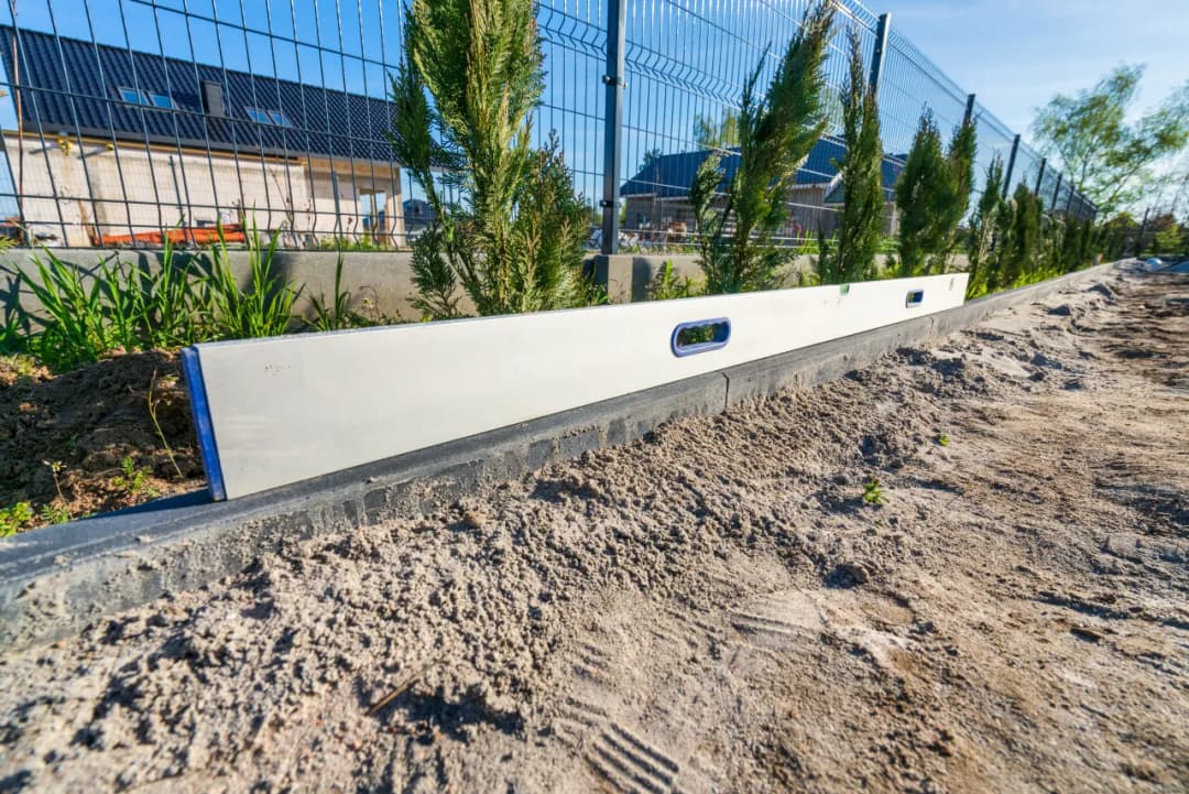 Jak wyrównać teren skutecznie i uniknąć kosztownych błędów