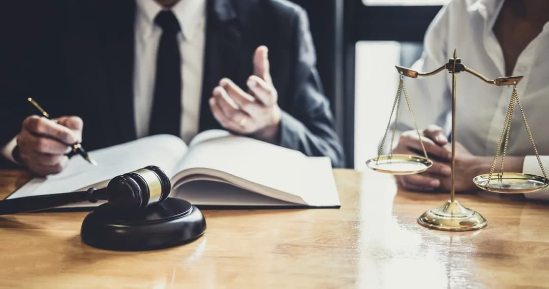 Ile kosztuje darowizna nieruchomości u notariusza? Sprawdź ukryte opłaty