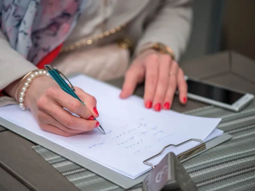 Jakie dokumenty są niezbędne przy sprzedaży udziałów w nieruchomości?