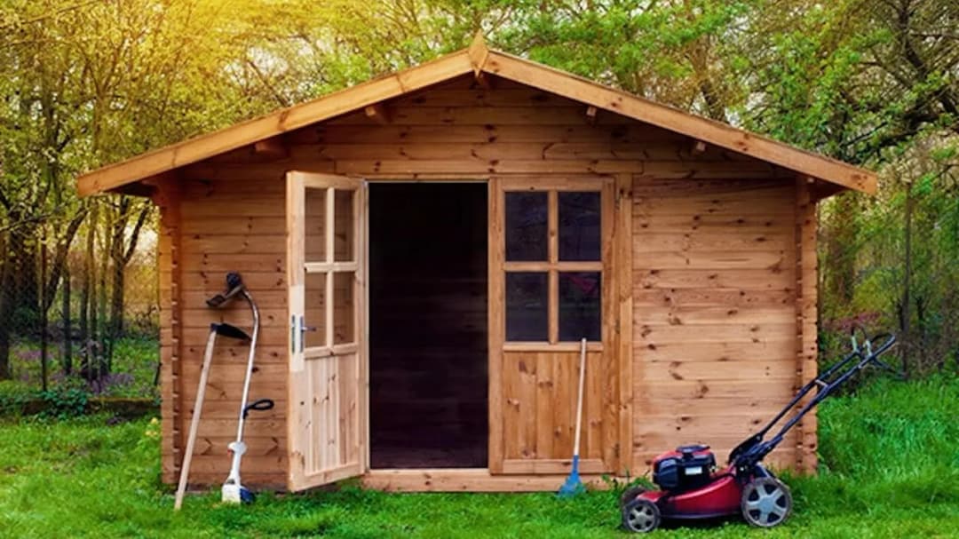 Tanie sposoby na obicie domku na działce, które zaoszczędzą Twój budżet