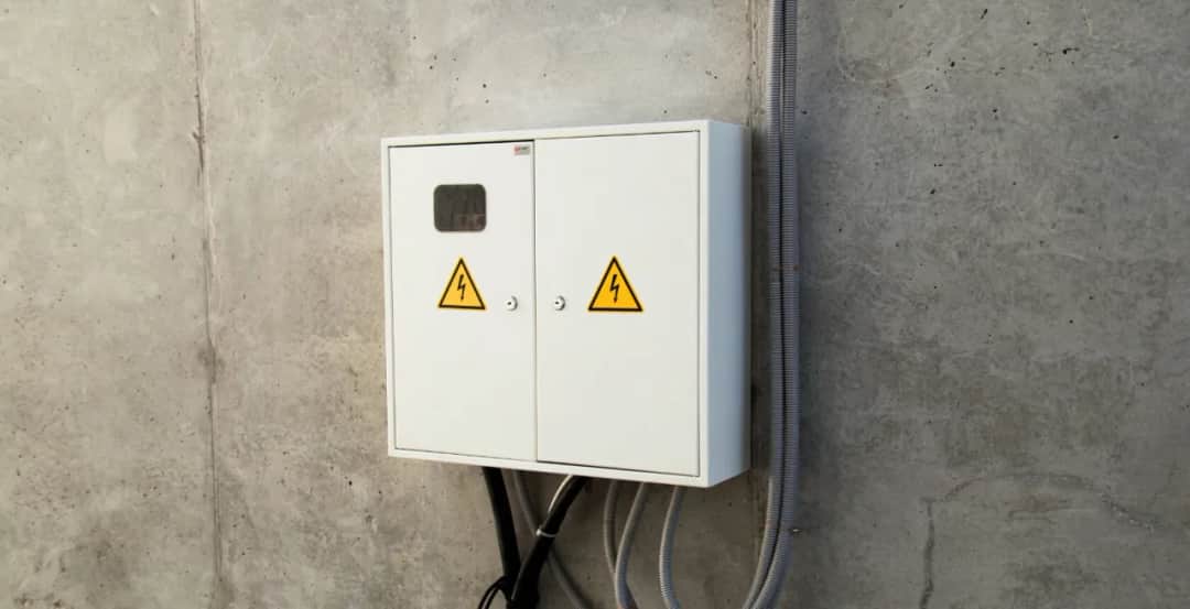 Jak zrobić prąd na działce - uniknij kosztownych błędów i formalności