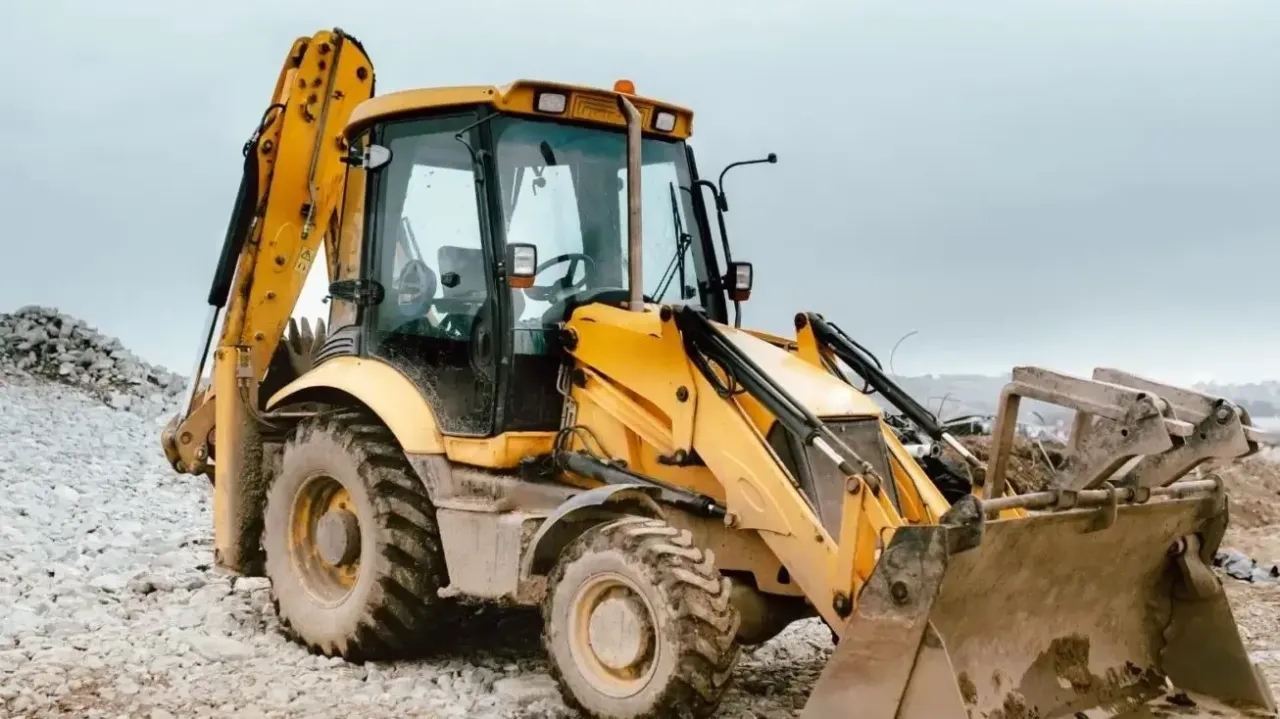 Uprawnienia na koparko ładowarki klasa 3 – co naprawdę możesz robić?