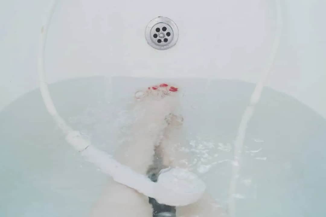 Zalewa mieszkanie? Dowiedz się, gdzie dzwonić w nagłej sytuacji