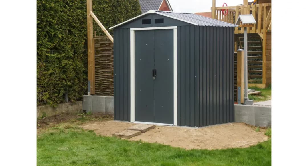 Domek narzędziowy ile od granicy działki? Przepisy, które musisz znać