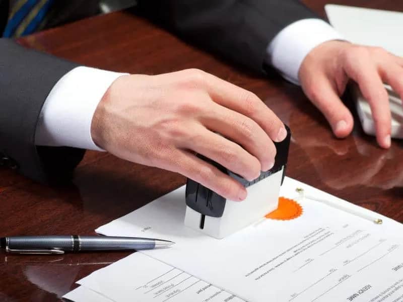 Czy deweloper może narzucić notariusza? Poznaj swoje prawa jako kupujący