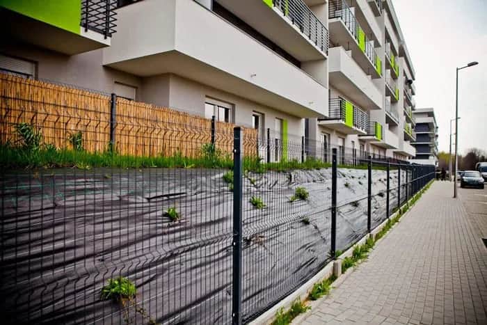 Jak zrobić ogrodzenie panelowe na pochyłym terenie bez błędów Jak zrobić ogrodzenie panelowe na pochyłym terenie bez błędów