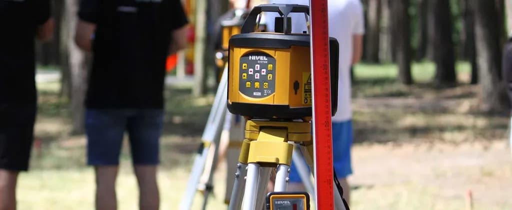 Jak zmierzyć spadek terenu - proste metody i niezbędne narzędzia